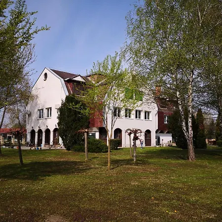 Laguna Panzio Bed & Breakfast Gárdony